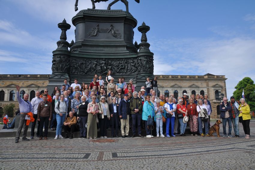 Participants of the Family Reunion 2025 in front of the König-Johann memorial in Dresden (Kai Weber)